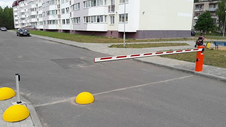 препятствие на выезде из двора